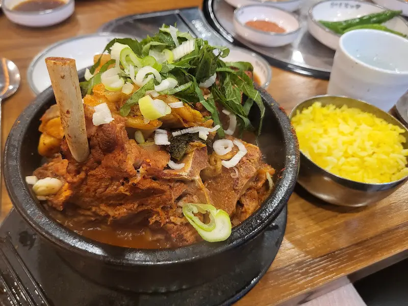 뚝배기에 담긴 뼈해장국의 모습