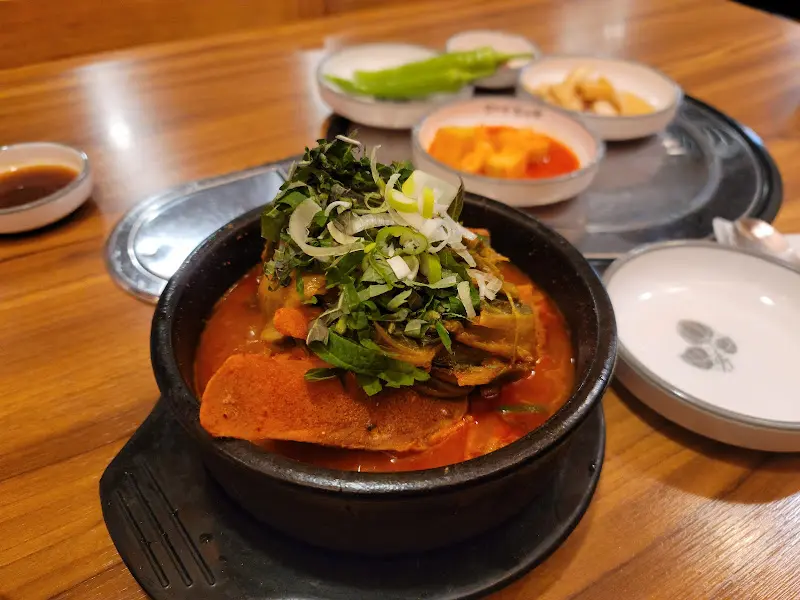 뼈해장국과 함께 제공되는 반찬들