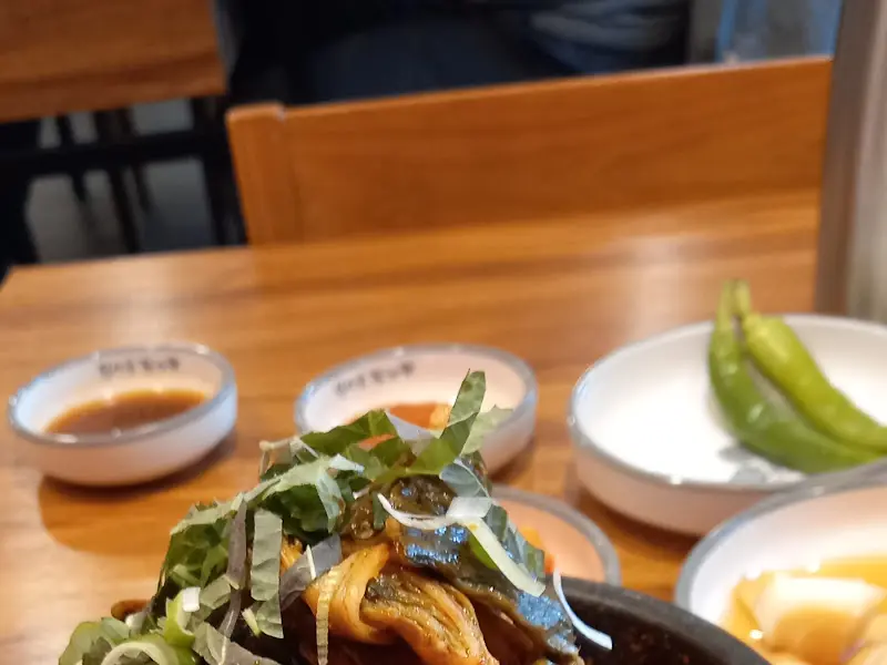 테이블 위에 놓인 뼈해장국과 반찬