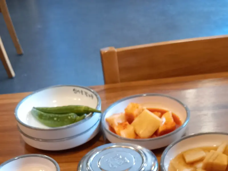 뼈해장국과 함께 제공되는 반찬들