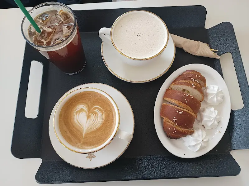 아이스 아메리카노와 소금빵