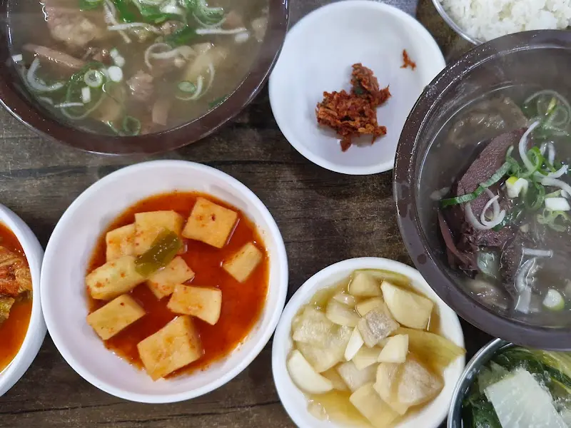 소머리국밥과 반찬 전체샷
