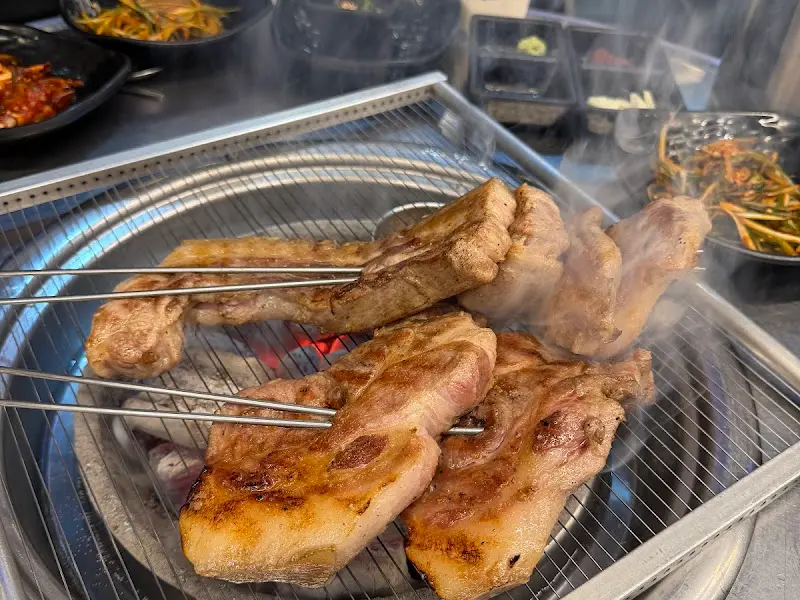 숯불 위에서 구워지는 흑돼지 오겹살과 목살