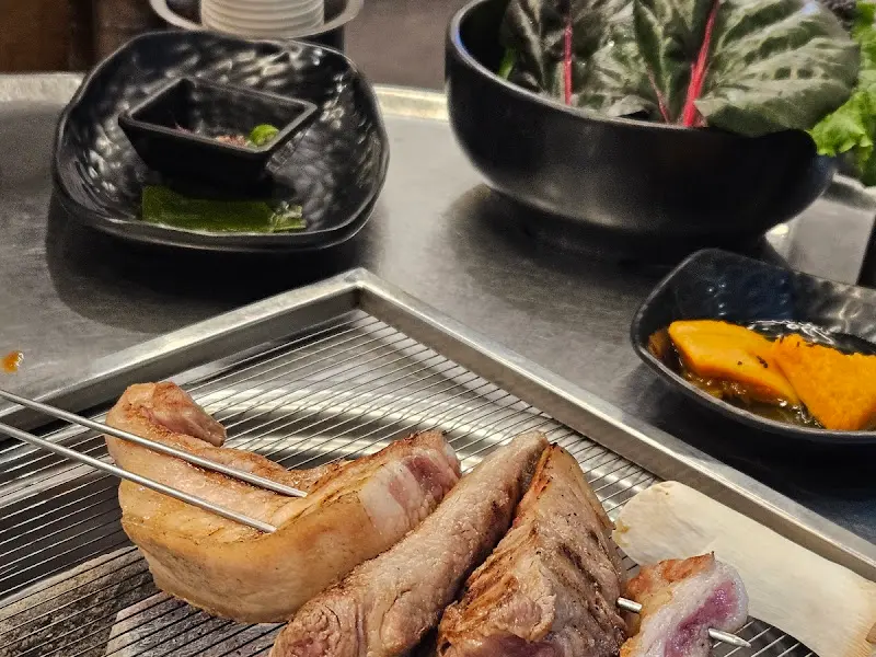 흑돼지 오겹살 구이와 다양한 쌈 채소