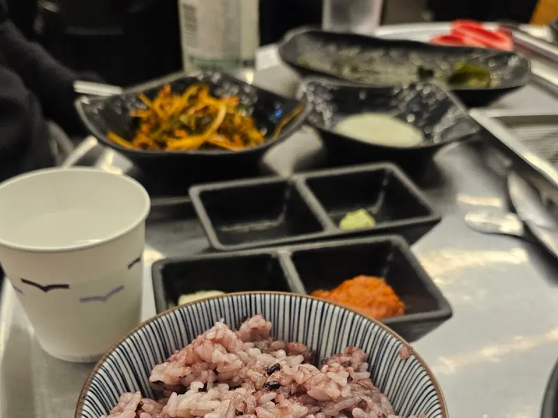 다양한 밑반찬과 흑미밥