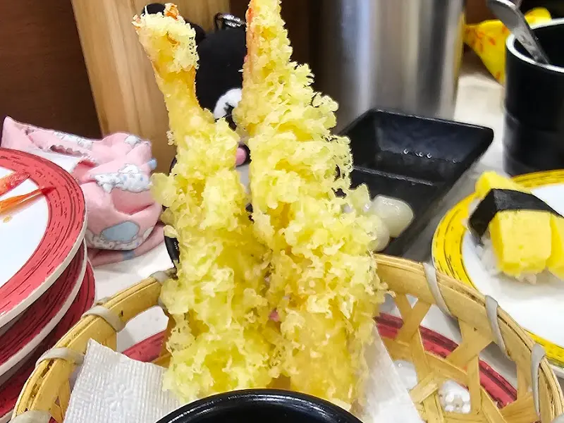 갓 튀겨져 나온 따끈따끈한 새우튀김