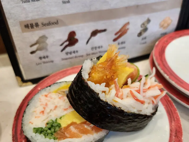 다양한 종류의 초밥 메뉴