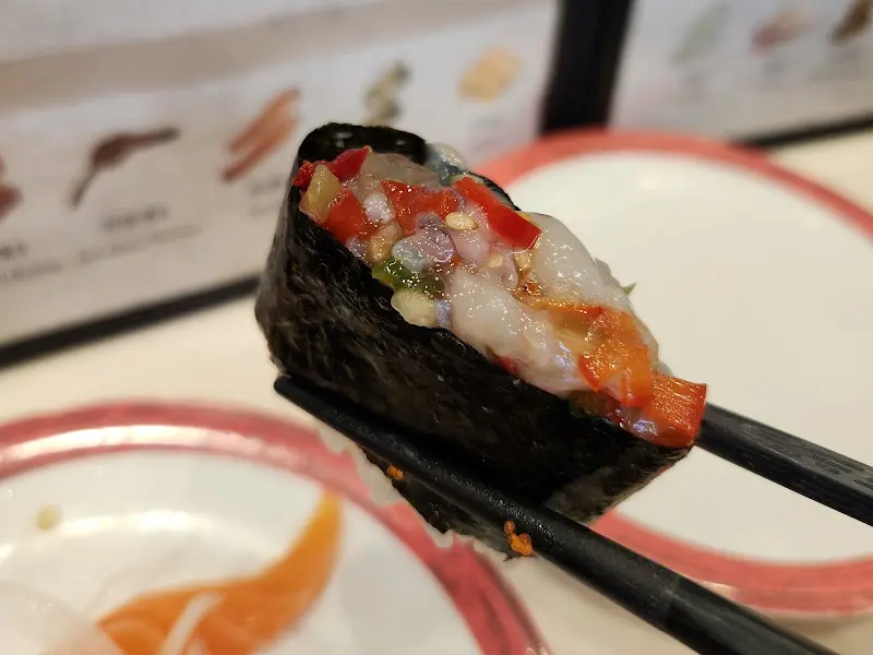 젓가락으로 집어 올린 초밥