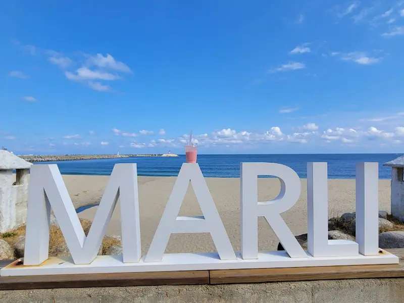 MARLI 조형물과 바다