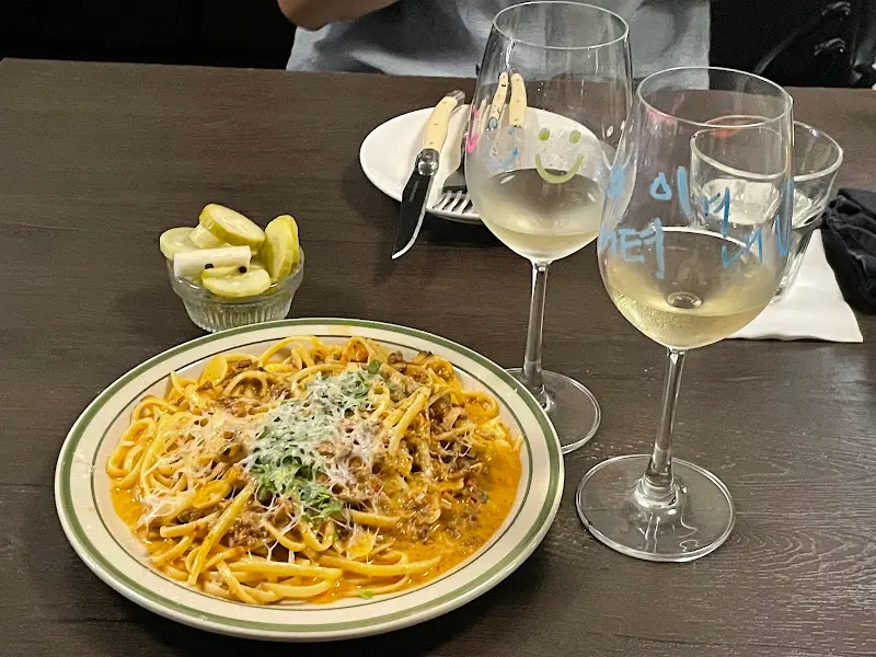 와인잔과 파스타