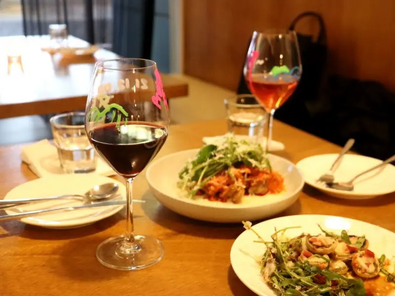 테이블 위에 놓인 와인잔과 음식