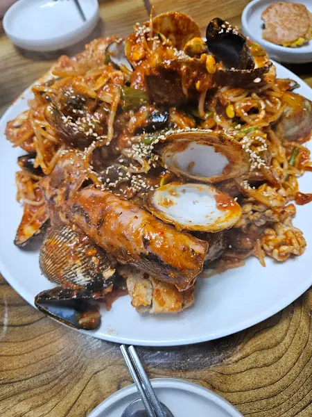 다채로운 해산물이 가득한 해물찜