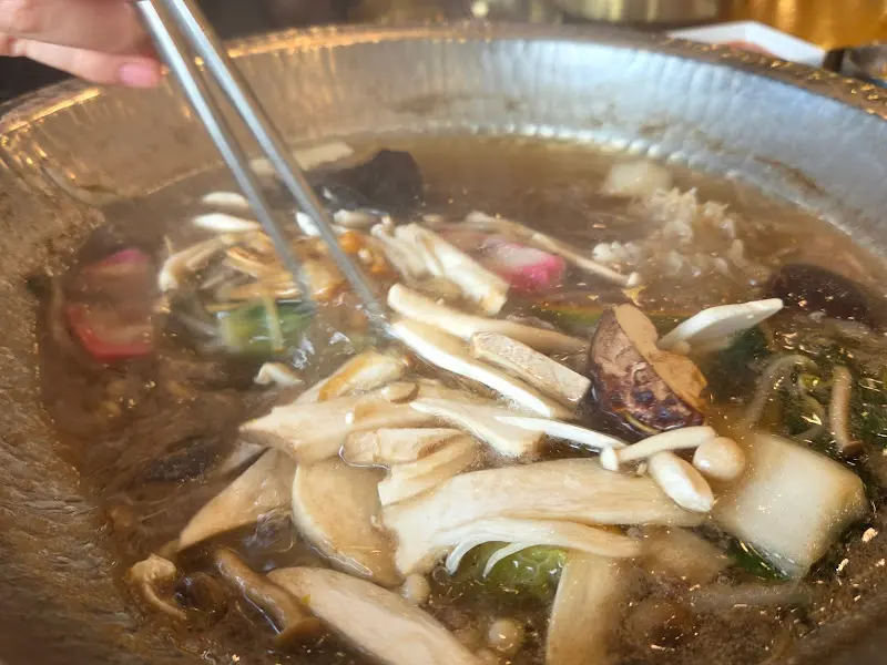 보글보글 끓고 있는 버섯전골