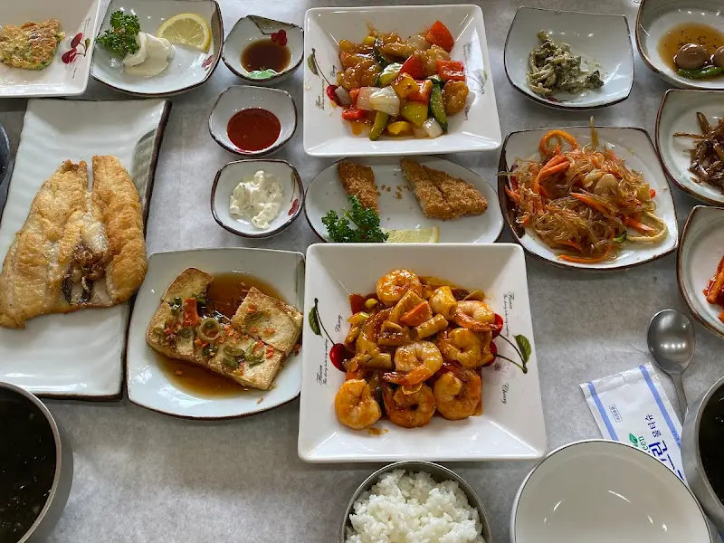 다채로운 반찬들