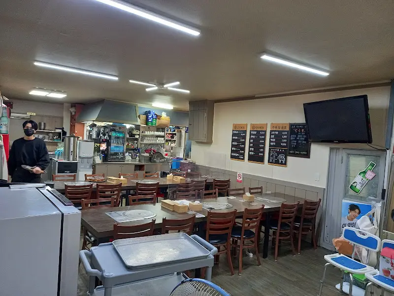 넓고 편안한 식당 내부