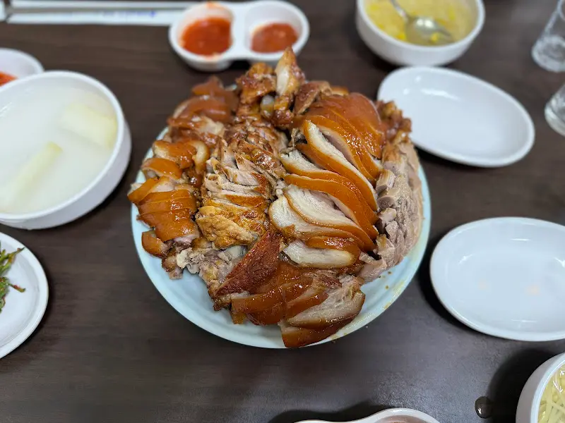 윤기가 흐르는 족발 한 상차림