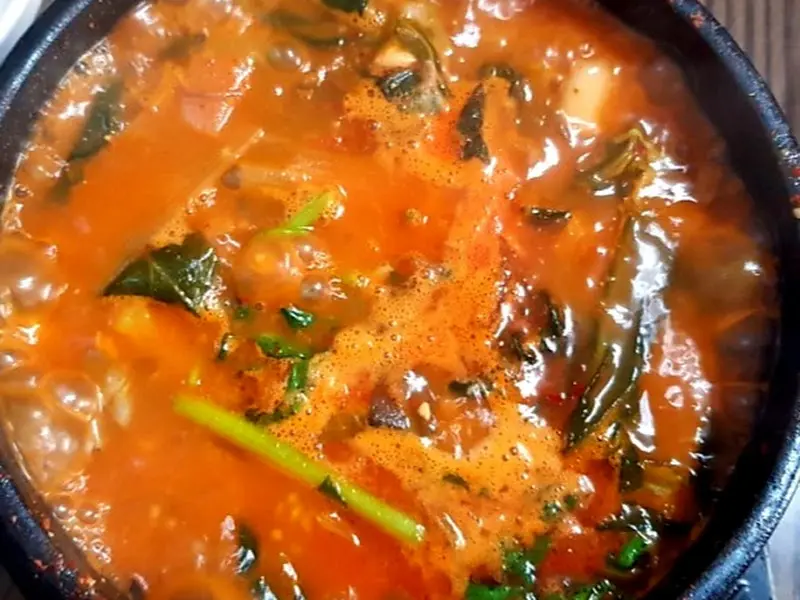 향긋한 미나리가 듬뿍 들어간 메기 매운탕