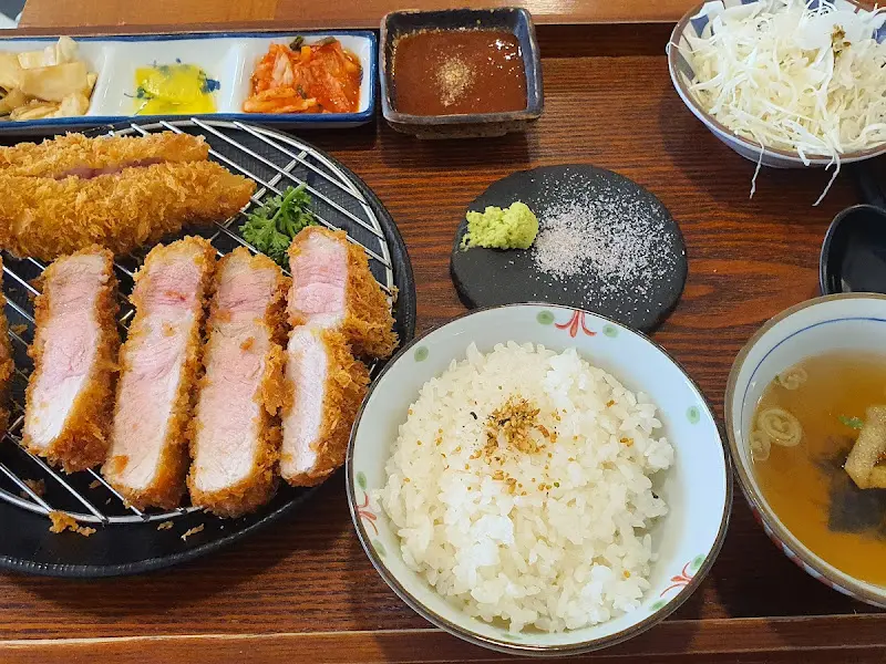 돈까스 한 상 차림