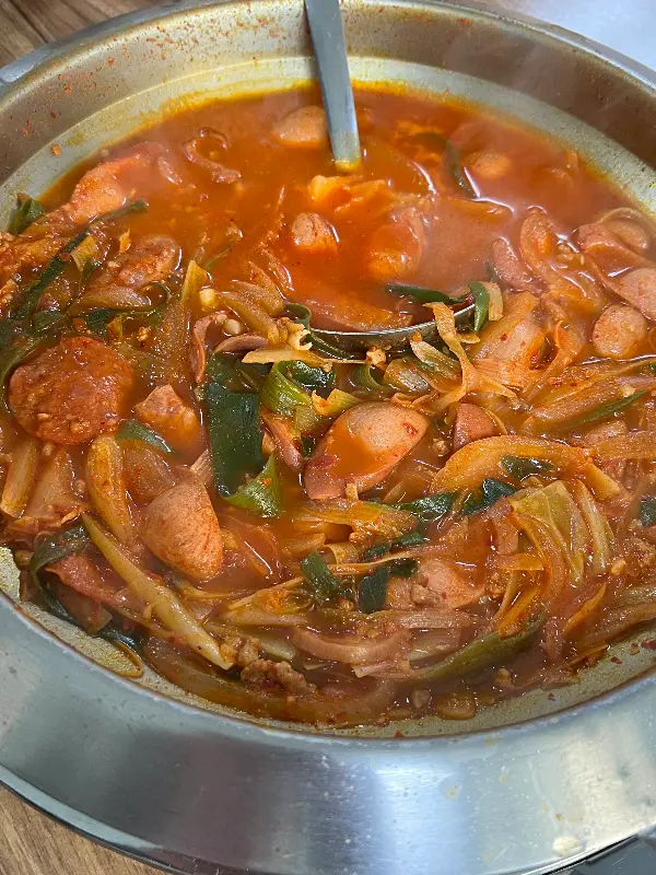 보글보글 끓는 부대찌개