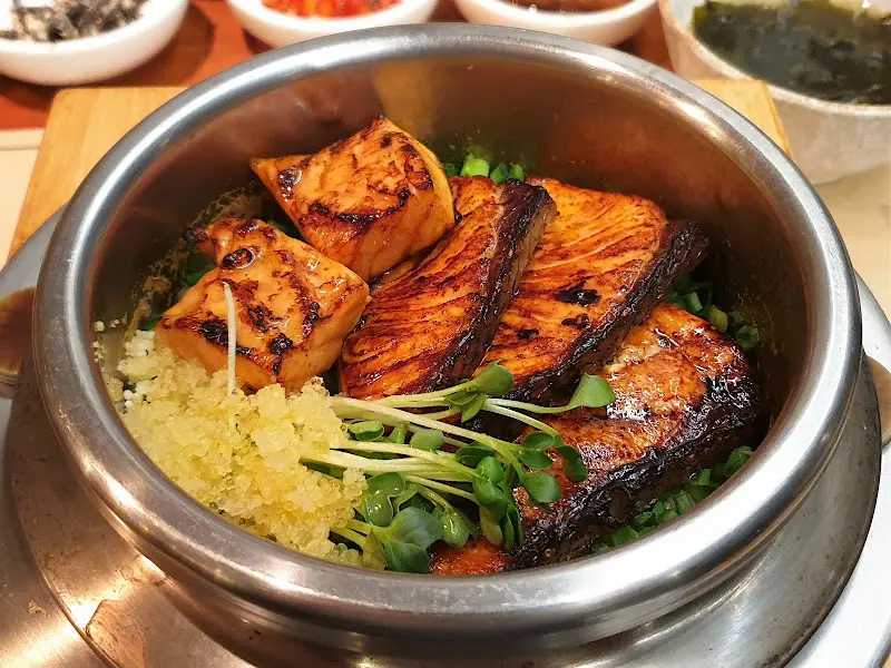 연어 솥밥 근접샷