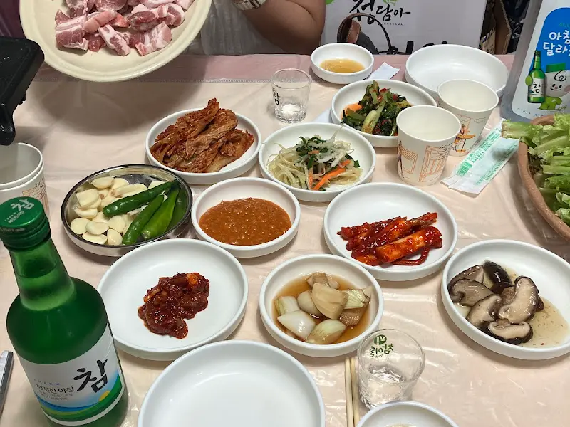 푸짐한 밑반찬과 삼겹살 한 상 차림