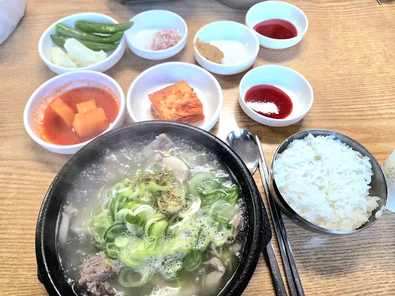 사랑가득국밥 밑반찬과 모듬국밥