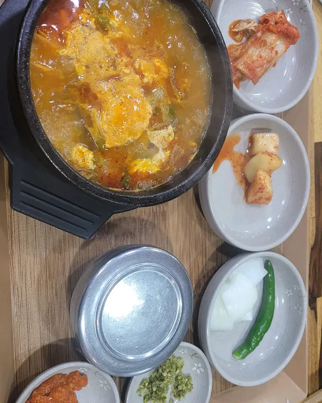 뼈다귀해장국과 반찬