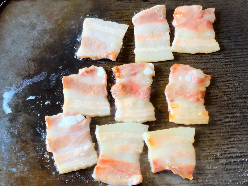 불판 위에서 구워지고 있는 냉동 삼겹살