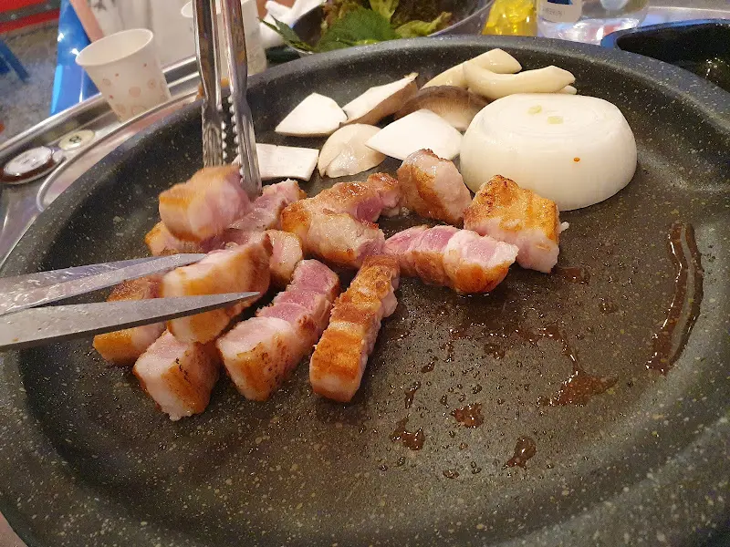 돌판 위 삼겹살