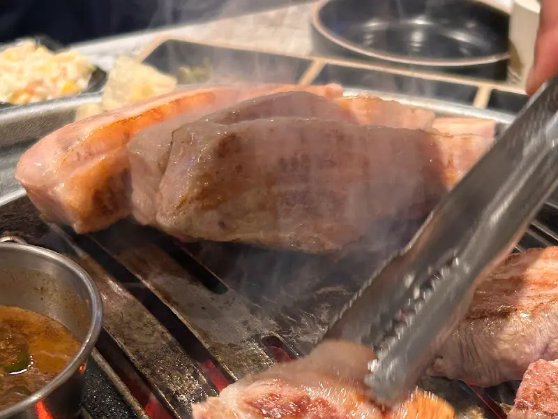 전문가의 손길로 구워지는 흑돼지