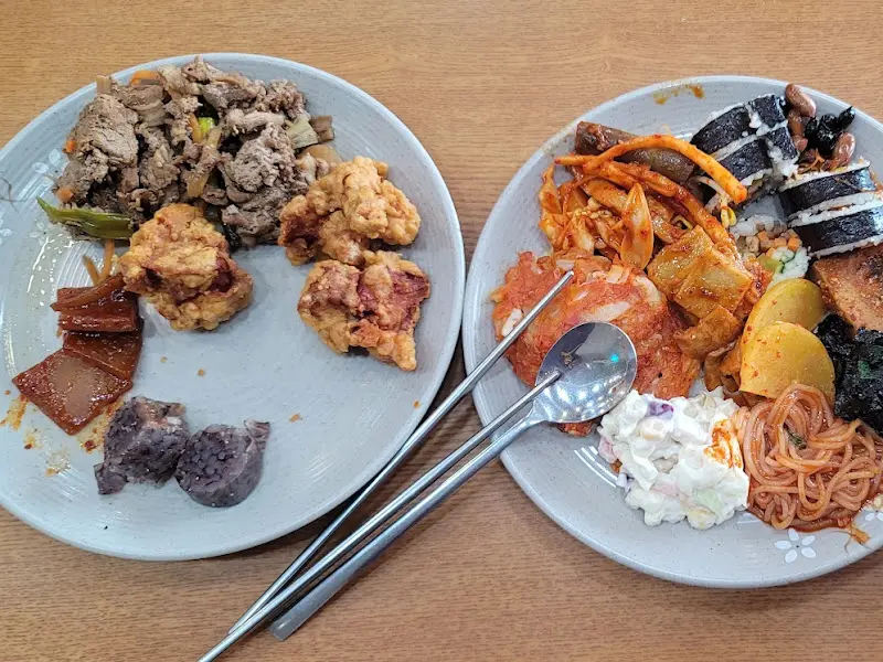 다채로운 뷔페 음식들