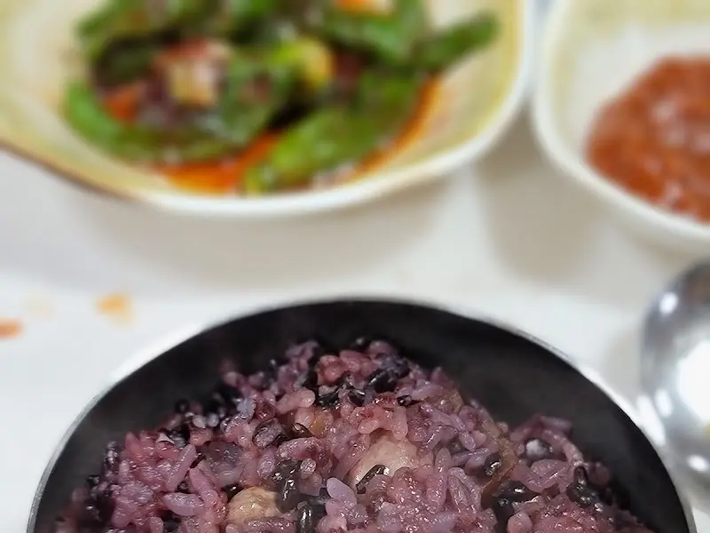 윤기가 자르르 흐르는 흑미 솥밥