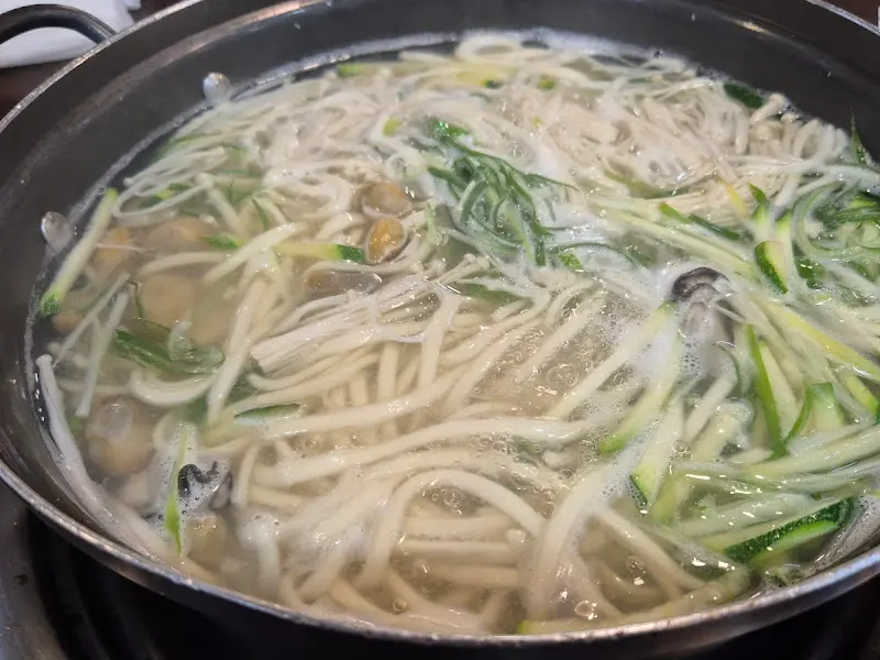 푸짐한 해물칼국수 한 상