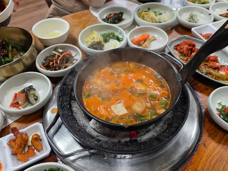 숯불에 구워지는 특양과 대창