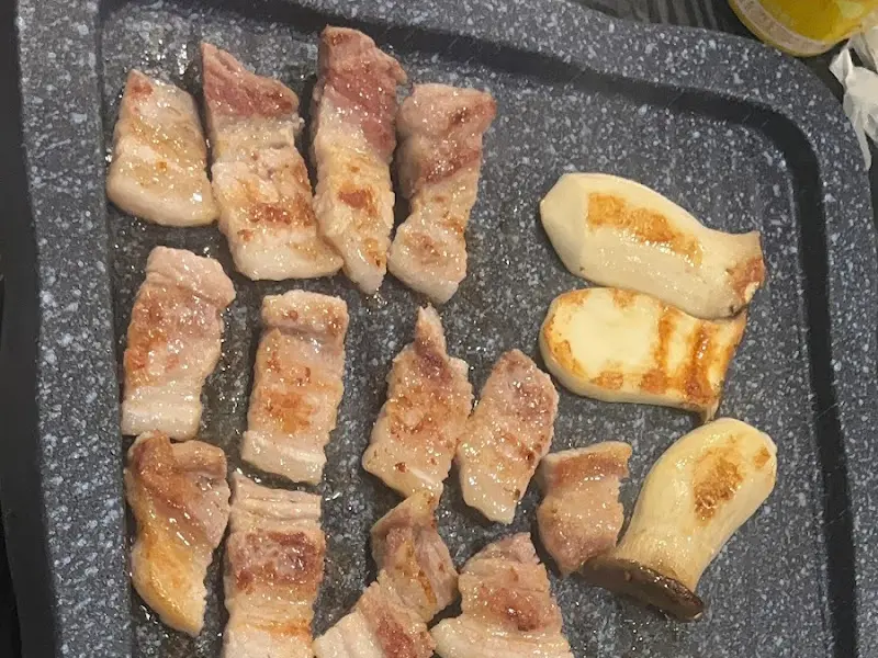 잘 구워진 흑돼지