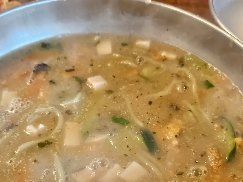 걸쭉한 국물이 인상적인 보말칼국수