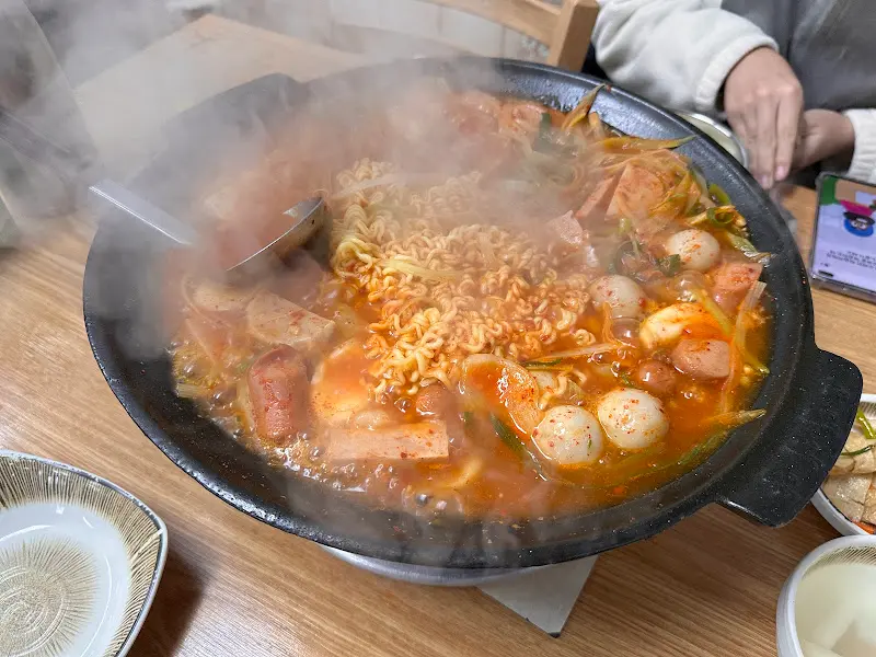 끓고 있는 부대찌개
