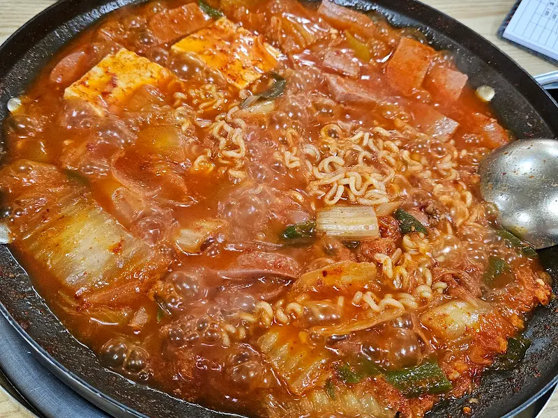 경원식당 부대찌개 끓는 모습