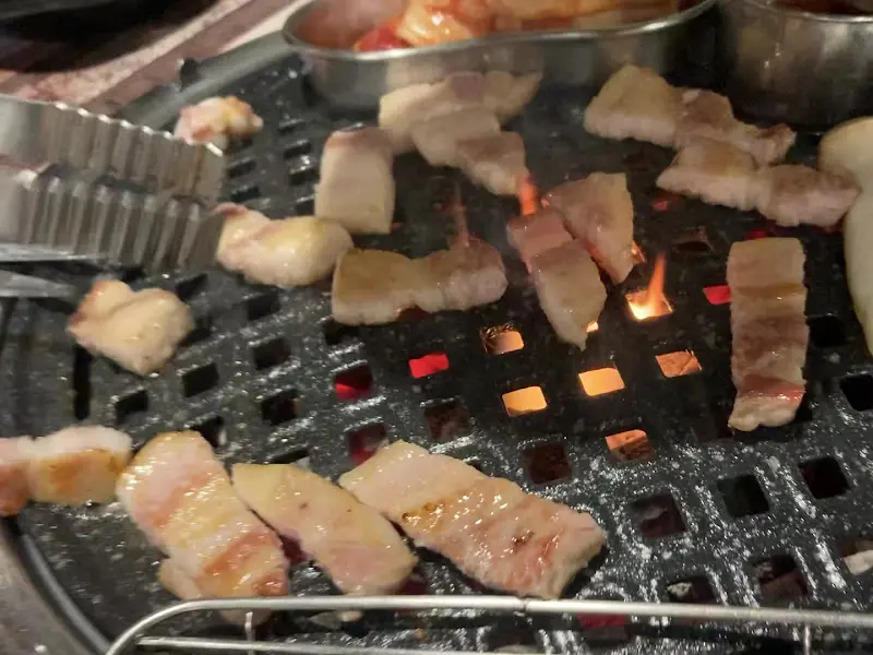 숯불 위에서 지글거리는 삼겹살