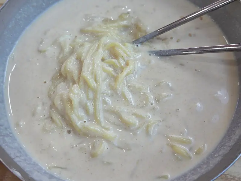 젓가락으로 콩국수 면을 들어올리는 모습