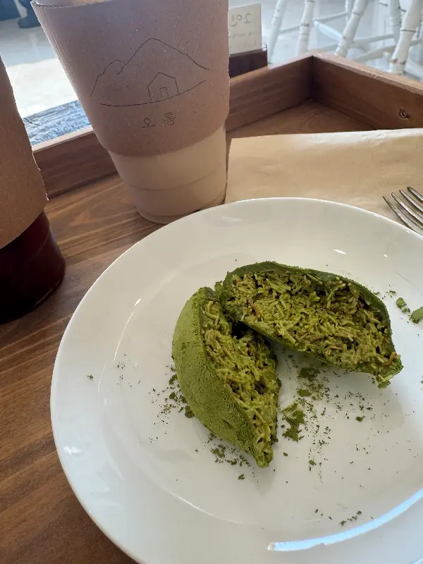 오롬 카페 말차슈페너와 두쫀쿠