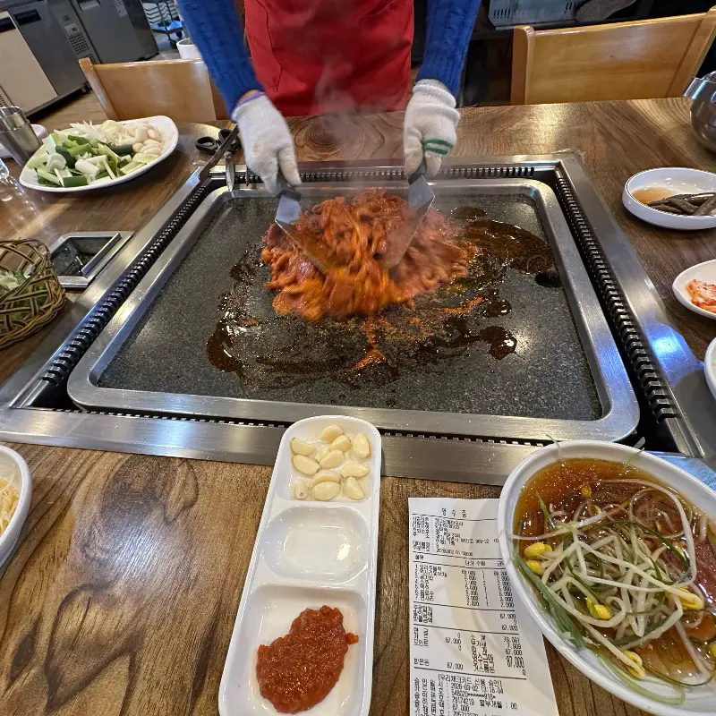 직원분이 직접 구워주는 오리 주물럭