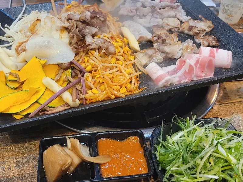 불판 위에서 익어가는 대패삼겹살