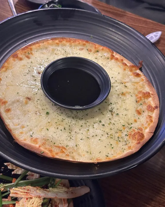 꿀에 콕 찍어먹는 고르곤졸라 피자