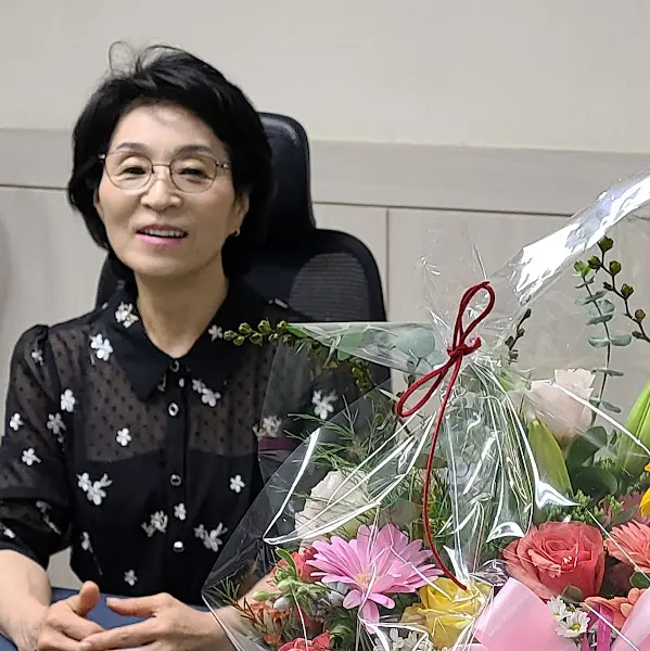 환하게 웃고 있는 사장님의 모습