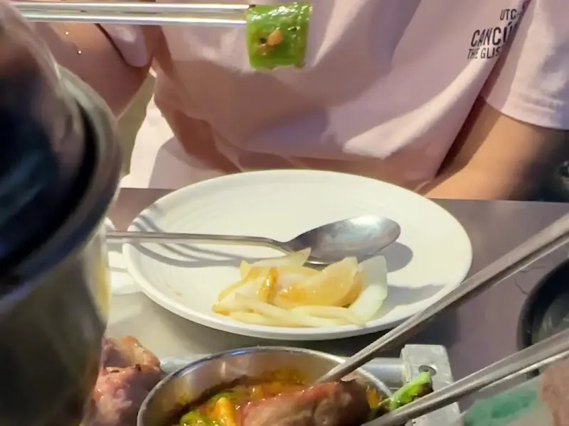 멜젓에 찍은 꽈리고추와 고기