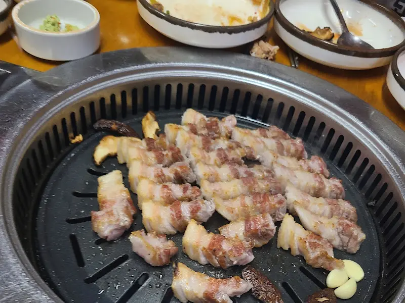 노릇노릇 익어가는 삼겹살