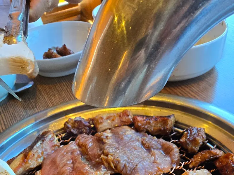 숯불 위에 익어가는 생갈비