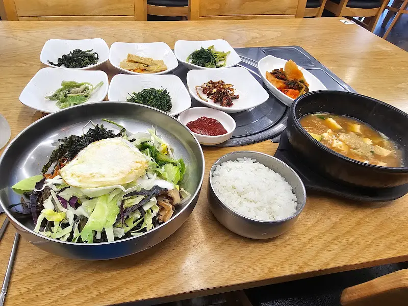 산채비빔밥과 반찬