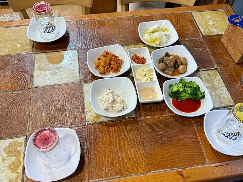 정갈한 밑반찬과 푸짐한 계란말이